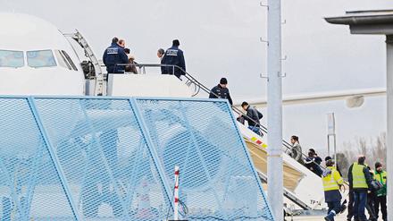 Abgelehnte Asylbewerber steigen am Baden-Airport in Rheinmünster im Zuge einer landesweiten Sammelabschiebung in ein Flugzeug. Das Foto stammt aus dem Jahr 2015. 