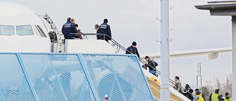 Abgelehnte Asylbewerber steigen am Baden-Airport in Rheinmünster im Zuge einer landesweiten Sammelabschiebung in ein Flugzeug. Das Foto stammt aus dem Jahr 2015.