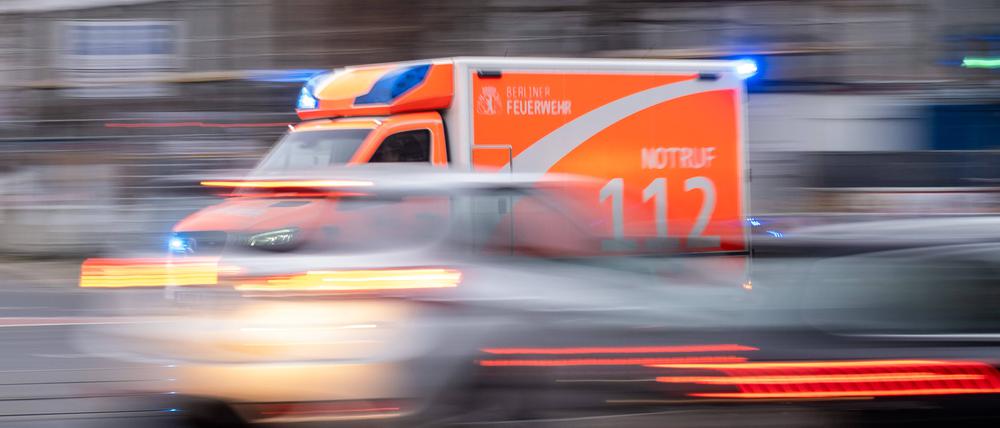 Rettungswagen der Berliner Feuerwehr fährt mit Blaulicht durch Berlin (Symbolbild).