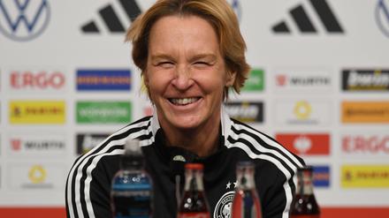 Bundestrainerin Martina Voss-Tecklenburg freut sich auf neue Hightechgeräte.