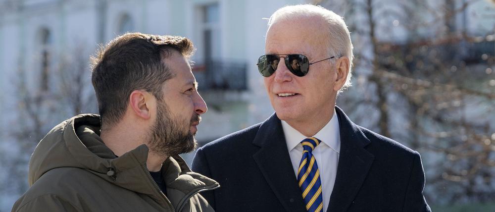 Joe Biden (re.), Präsident der USA, und Wolodymyr Selenskyj, Präsident der Ukraine, in Kiew am 20. Februar 2023.