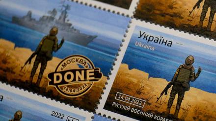 Ukrainische Briefmarke zur Erinnerung an die Versenkung des russischen Kriegsschiffs „Moskwa“