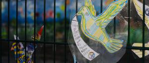 An vielen Ort in Berlin findet man Solidaritätsbekundungen mit der Ukraine nach dem russischen Einmarsch, wie hier an einer Schule in Berlin-Pankow. Hier zieren verschiedene Friedenstaube den Zaun um das Schulgelände. / In many places in Berlin you can find expressions of solidarity with Ukraine after the Russian invasion, like here at a school in Berlin-Pankow. Here, various peace doves decorate the fence around the school grounds. snapshot-photography/K.M.Krause *** In many places in Berlin you can find expressions of solidarity with Ukraine after the Russian invasion, like here at a school in Berlin Pankow Here, various peace doves decorate the fence around the school grounds snapshot photography K M Krause 