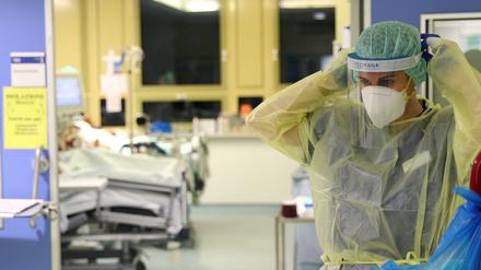Überall ist der Krankenstand in Berlin gesunken, in der Pflege nicht: Dort fielen 2020 und 2021 mehr Beschäftigte aus als in den Vorjahren.