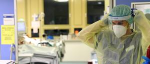 Überall ist der Krankenstand in Berlin gesunken, in der Pflege nicht: Dort fielen 2020 und 2021 mehr Beschäftigte aus als in den Vorjahren.
