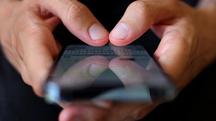 ARCHIV - 06.07.2022, Bayern, Augsburg: Ein Jugendlicher tippt auf einem Smartphone eine WhatsApp Nachricht. Die Verbraucherinnen und Verbraucher in Deutschland geben tendenziell mehr Geld für Smartphones aus, um die Geräte dann auch länger nutzen zu können. (zu dpa «Verband: Smartphones in Deutschland werden länger genutzt») Foto: Karl-Josef Hildenbrand/dpa +++ dpa-Bildfunk +++