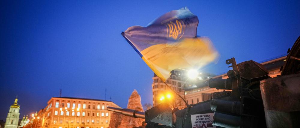 Die Fahne der Ukraine weht auf einem eroberten russischen Panzer auf dem St. Michaelisplatz.