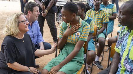 Svenja Schulze und Hubertus Heil besuchten auch eine Schule in Accra. 