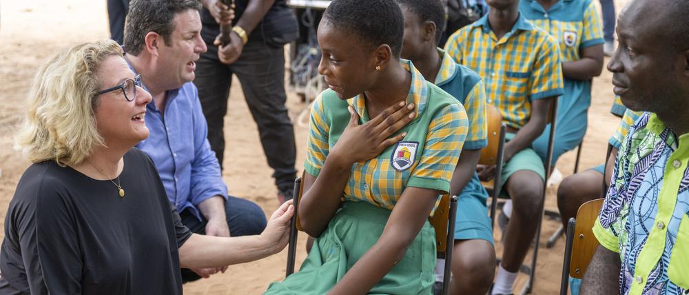 Svenja Schulze und Hubertus Heil besuchten auch eine Schule in Accra.