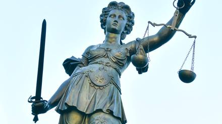 Justitia mit Waage und Schwert im Gerechtigkeitsbrunnen auf dem Römerberg in Frankfurt am Main.