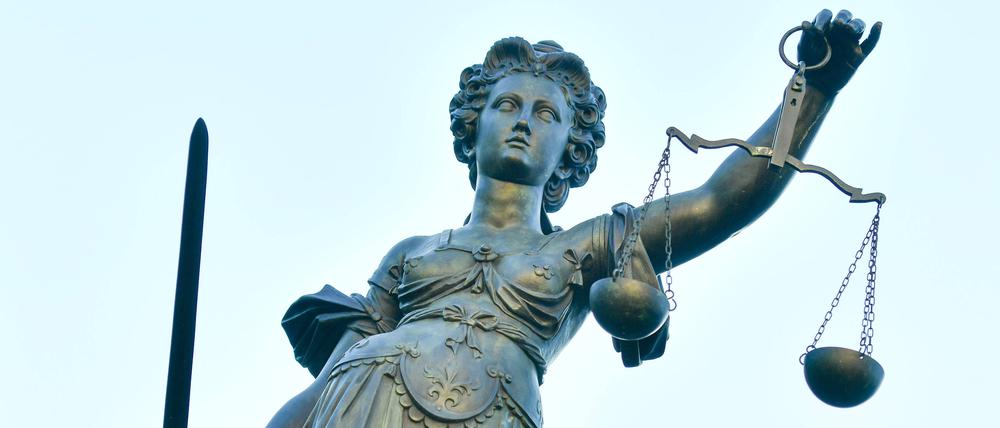 Justitia mit Waage und Schwert.