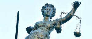 Justitia mit Waage und Schwert.
