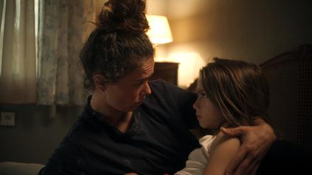 Ane (Patricia López Arnaiz) und ihr jüngstes Kind (Sofía Otero).