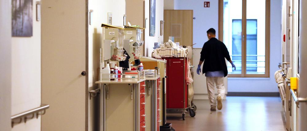 Blick in einen Flur des Potsdamer St. Josefs-Krankenhauses.