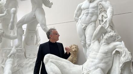 Lorenz Winkler-Horaček, Professor am Institut für Klassische Archäologie der Freien Universität Berlin und Kustos der Abguss-Sammlung der FU Berlin, steht in den Räumen der Sammlung inmitten von Gipsabdrücken antiker Skulpturen.