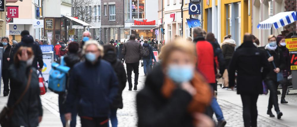 ARCHIV - 14.12.2020, Mecklenburg-Vorpommern, Stralsund: Auf der Einkaufsstraße und Fußgängerzone Ossenreyer Straße sind zahlreiche Passanten unterwegs; es gilt Maskenpflicht. (zu dpa «Bundesamt legt Bevölkerungsdaten vor - Gibt es einen Corona-Effekt?») Foto: Stefan Sauer/dpa-Zentralbild/dpa +++ dpa-Bildfunk +++