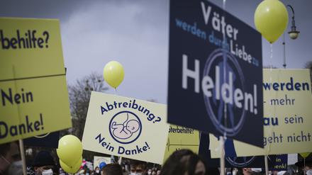 Abtreibungsbefürworter demonstrieren am Samstag, den 20. März 2021 auf dem Königsplatz in München (Oberbayern). || Mindestpreis 25 Euro 