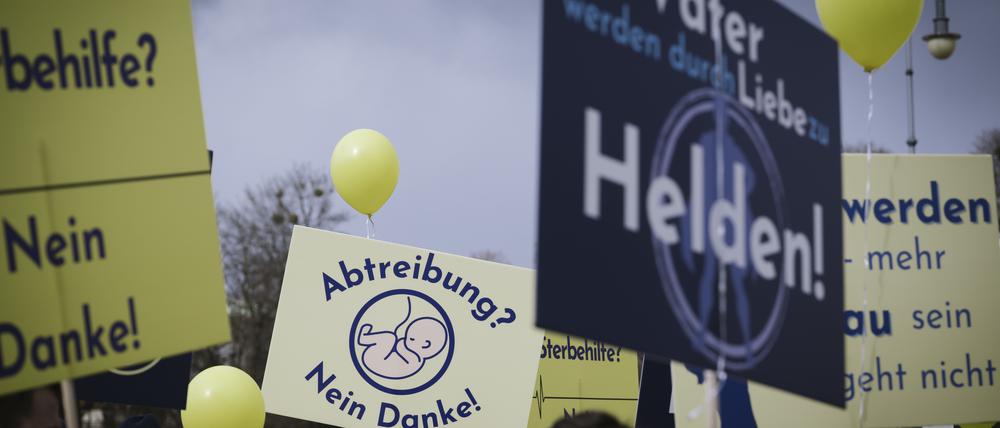 Abtreibungsbefürworter demonstrieren am Samstag, den 20. März 2021 auf dem Königsplatz in München (Oberbayern). || Mindestpreis 25 Euro