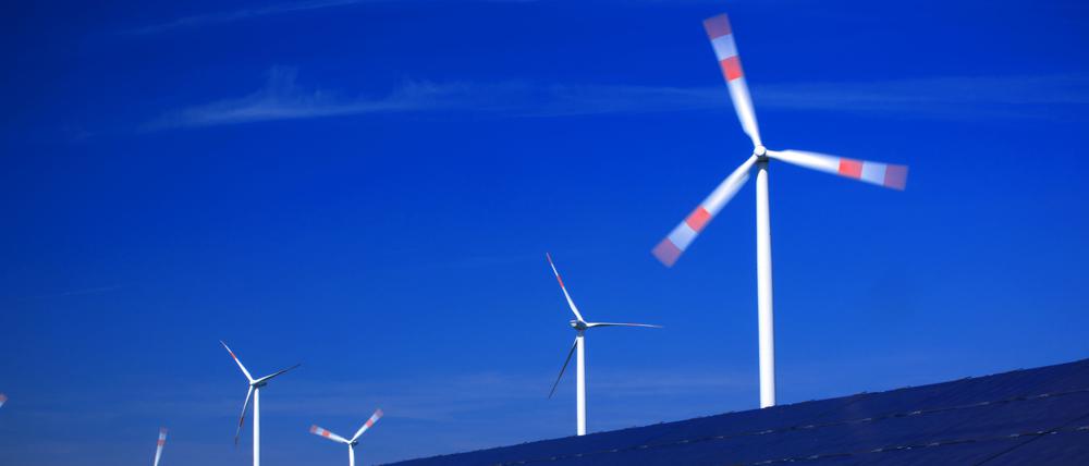 Windräder hinter einem Solarpark in Mecklenburg-Vorpommern (Archivbild). 