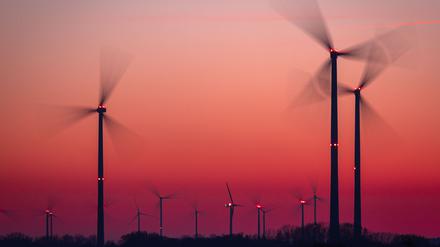 Die Rotoren von Windkraftanlagen bei Bützow in Mecklenburg-Vorpommern.