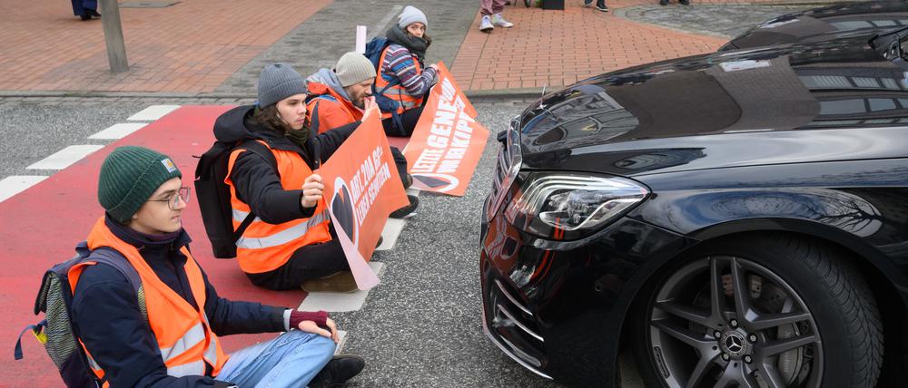 Aktivisten der Gruppierung ·Letzte Generation· blockieren in Hannover den Verkehr.
