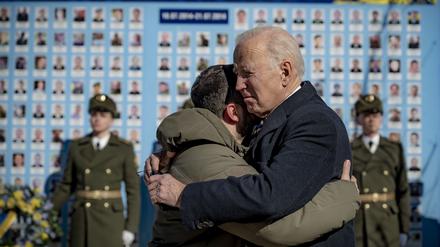 US-Präsident Joe Biden und Wolodymyr Selenskyj, Staatsoberhaupt der Ukraine, an der Gedenkmauer für die gefallenen Soldaten. 