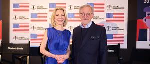 Überraschung am Pariser Platz. Amy Gutmann, US-Botschafterin in Deutschland,  begrüßt Steven Spielberg zum Berlinale-Empfang.