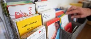 Broschüre einer Schwangerschaftsberatung stecken in einem Display. (zu dpa: «Immer mehr Schwangere suchen Hilfe in der Konfliktberatung») +++ dpa-Bildfunk +++