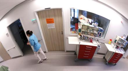 Potsdam, 17.02.2023 / Lokales / Alexianer St. Josefs-Krankenhaus, Josefs-​Krankenhaus, Flur Station, Symbolfoto, Foto: Ottmar Winter PNN ACHTUNG: Foto ist ausschließlich für redaktionelle Berichterstattung der PNN und des TGSP! Eine kommerzielle Nutzung, z.B. Werbung, ist ausgeschlossen. Die Weitergabe an nicht autorisierte Dritte, insbesondere eine weitergehende Vermarktung über Bilddatenbanken, ist unzulässig.