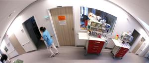 Potsdam, 17.02.2023 / Lokales / Alexianer St. Josefs-Krankenhaus, Josefs-​Krankenhaus, Flur Station, Symbolfoto, Foto: Ottmar Winter PNN ACHTUNG: Foto ist ausschließlich für redaktionelle Berichterstattung der PNN und des TGSP! Eine kommerzielle Nutzung, z.B. Werbung, ist ausgeschlossen. Die Weitergabe an nicht autorisierte Dritte, insbesondere eine weitergehende Vermarktung über Bilddatenbanken, ist unzulässig.
