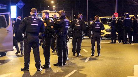 Viel los. Frankfurt/Main: Einheiten der Polizei sind nach einer Auseinandersetzung zwischen Fußball-Fans im Einsatz. 