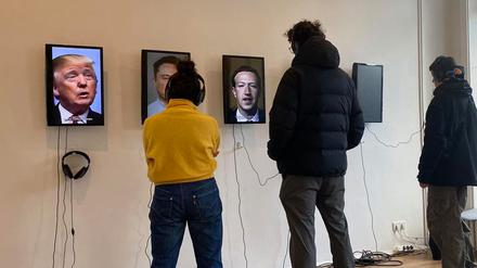 Videokunst von Grotesk Group. Auf den Screens betteln Tech-Giganten und Präsidenten darum, aus dem „Metaworse“ zu entfliehen.