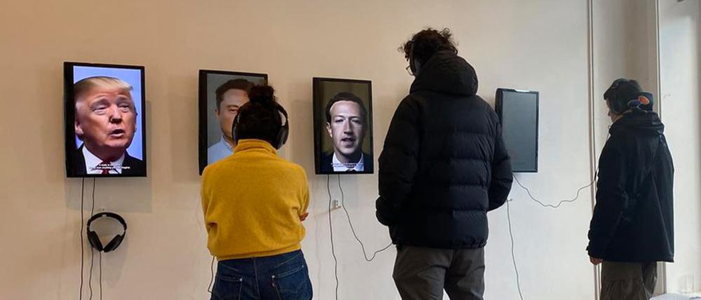 Videokunst von Grotesk Group. Auf den Screens betteln Tech-Giganten und Präsidenten darum, aus dem „Metaworse“ zu entfliehen.