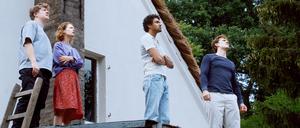Leon (Thomas Schubert), Nadja (Paula Beer und Felix (Langston Uibel) staunen über ein Naturschauspiel.