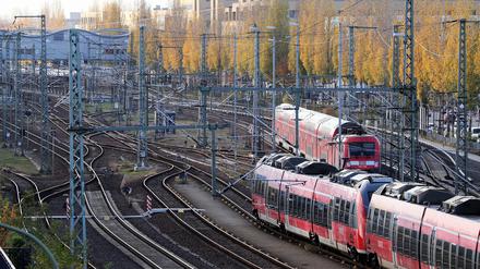 Potsdam, 20.11.2020 / Lokales / Coronakrise / 
Öffentlicher Personennahverkehr, ÖPNV, S-Bahn, S 7, Regionalbahn, DB, Gleis, Gleise, Hauptbahnhof, Stadtbilder, Feature, Genrebild, 
Foto: Ottmar Winter PNN 