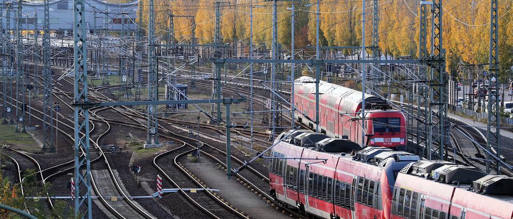 Potsdam, 20.11.2020 / Lokales / Coronakrise /
Öffentlicher Personennahverkehr, ÖPNV, S-Bahn, S 7, Regionalbahn, DB, Gleis, Gleise, Hauptbahnhof, Stadtbilder, Feature, Genrebild,
Foto: Ottmar Winter PNN