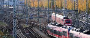 Potsdam, 20.11.2020 / Lokales / Coronakrise / 
Öffentlicher Personennahverkehr, ÖPNV, S-Bahn, S 7, Regionalbahn, DB, Gleis, Gleise, Hauptbahnhof, Stadtbilder, Feature, Genrebild, 
Foto: Ottmar Winter PNN 