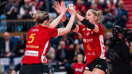 Gegenseitige Unterstützung. Hester Jasper (r.) und Maja Savic (l.) feuern sich an und motivieren sich. auf dem Spielfeld.