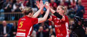 Gegenseitige Unterstützung. Hester Jasper (r.) und Maja Savic (l.) feuern sich an und motivieren sich. auf dem Spielfeld.