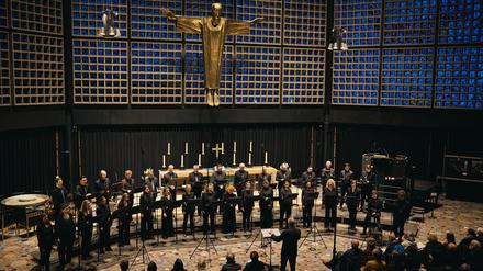 Der Rias Kammerchor sang unter der Leitung des lettischen Dirigenten Sigvards Kļavabei in der Berliner Gedächtniskirche