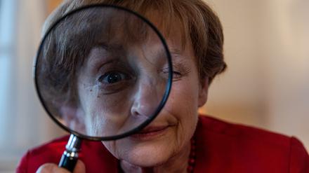 Hobbydetektivin Miss Merkel. Katharina Thalbach hatte bereits zuvor die Ex-Kanzlerin verkörpert. 