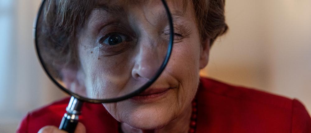 Hobbydetektivin Miss Merkel. Katharina Thalbach hatte bereits zuvor die Ex-Kanzlerin verkörpert. 