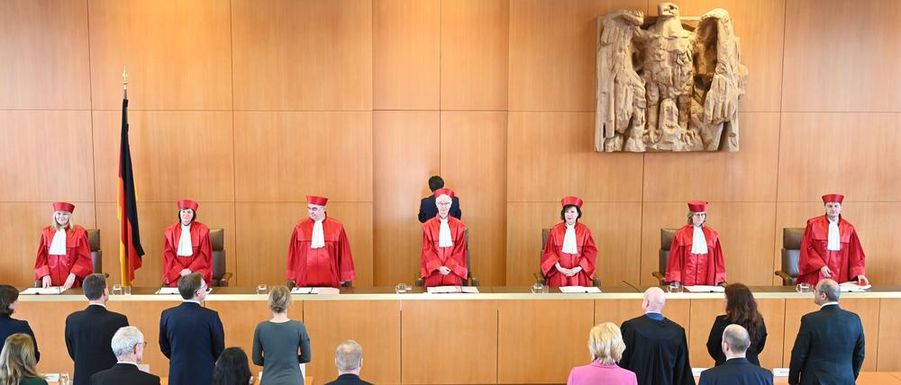 Der Zweite Senat des Bundesverfassungsgerichts verkündet das Urteil in der Causa Desiderius-Erasmus-Stiftung.
