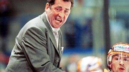 War nicht immer schön im Jahr 2001: Eisbären-Trainer Uli Egen (links) mit Spieler Sven Felski. 