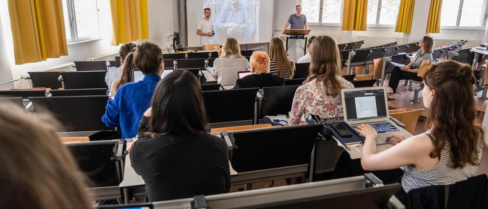 Blick in einen Hörsaal und eine laufende Lehrveranstaltung der Katholischen Hochschule für Sozialwesen Berlin (KHSB) mit Sitz in Karlshorst. 