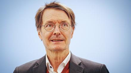 Karl Lauterbach (SPD), Bundesminister für Gesundheit, gibt ein Pressestatement in seinem Ministerium ab.