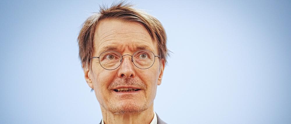 Karl Lauterbach (SPD), Bundesminister für Gesundheit, gibt ein Pressestatement in seinem Ministerium ab.