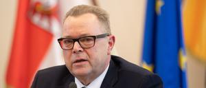 Michael Stübgen (CDU), Innenminister von Brandenburg, während einer Pressekonferenz. 