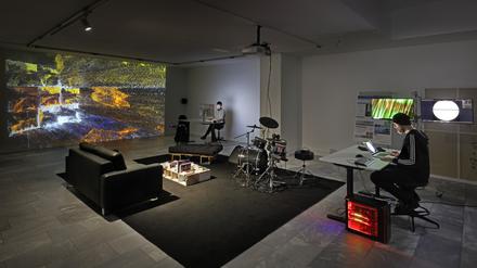 Roman Lipski in seinem „Living Studio“, das von 23. bis 26. Februar in der Julia Stoschek Collection aufgebaut ist.