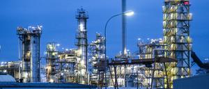 ARCHIV - 28.12.2022, Brandenburg, Schwedt/Oder: Die Anlagen der Erdölraffinerie auf dem Industriegelände der PCK-Raffinerie GmbH sind abends beleuchtet. Mit der Treuhandverwaltung über die deutschen Töchter des russischen Rosneft-Konzerns betrat die Bundesregierung juristisches Neuland. Womöglich entpuppt es sich als dünnes Eis. (zu dpa «Rosneft vs. Bundesrepublik Deutschland: Ein heikler Präzedenzfall») Foto: Christophe Gateau/dpa +++ dpa-Bildfunk +++
